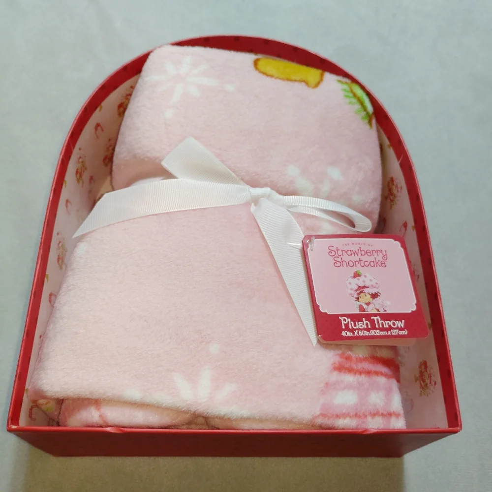 Strawberry Shortcake Shaped Box Throw Set